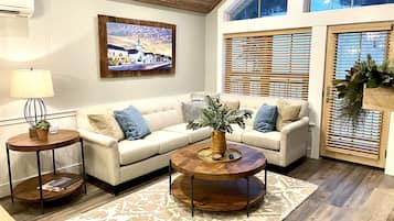 Een smart-tv, een open haard en boeken