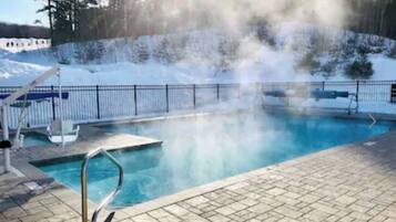 Een buitenzwembad, een verwarmd zwembad