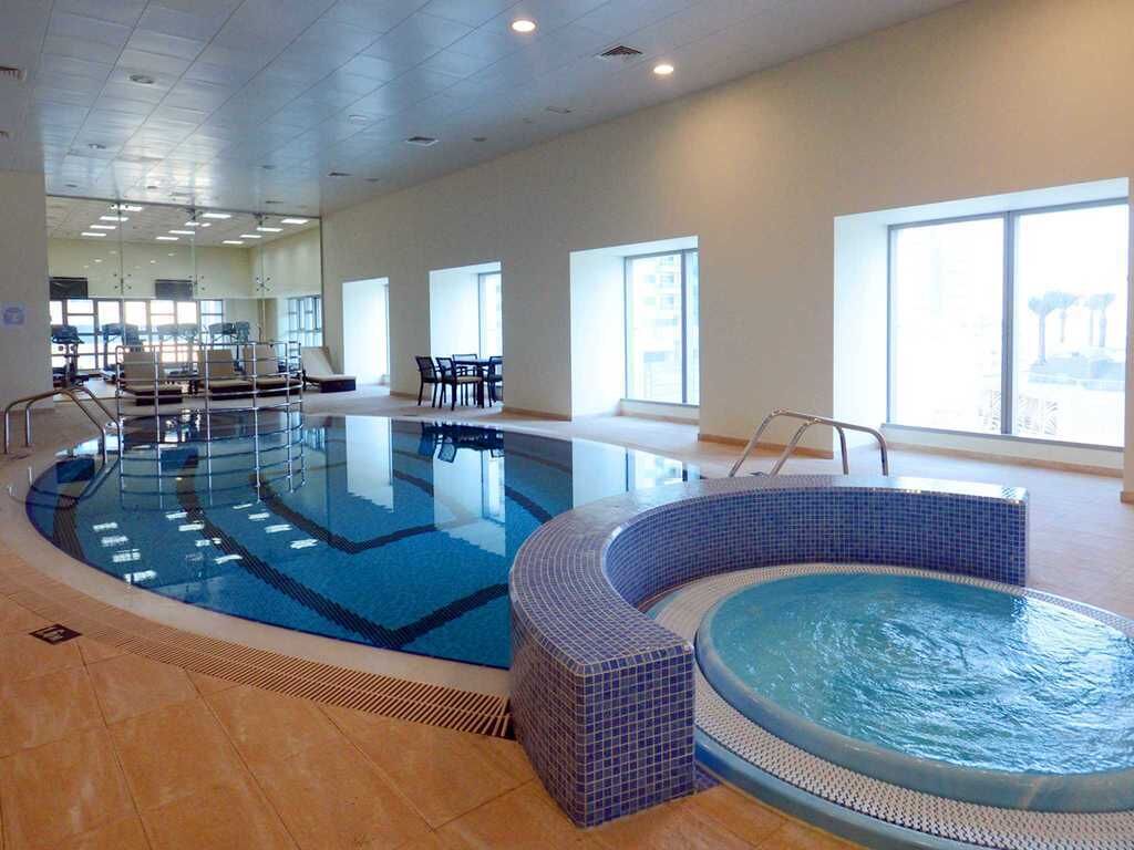 Una piscina cubierta, una piscina al aire libre