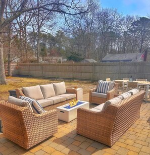 Terrace/patio - LUXURYBEACHHOUSE*walk2beaches*firepit/bikes/fencedyard/kingbed (Yarmouth)