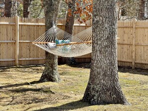 Property grounds - LUXURYBEACHHOUSE*walk2beaches*firepit/bikes/fencedyard/kingbed (Yarmouth)