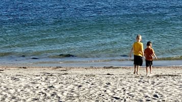 Nær stranden og strandhåndklær