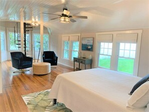 4 bedrooms, iron/ironing board, free WiFi, bed sheets - "Gull Cottage" - Lake Erie waterfront - Expansive Views, Historic Cottage Charm (Mentor-on-the-Lake)