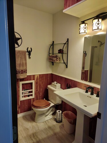 Cute barn style 2-story BnB, between Brenham and Round Top! Great farm views!