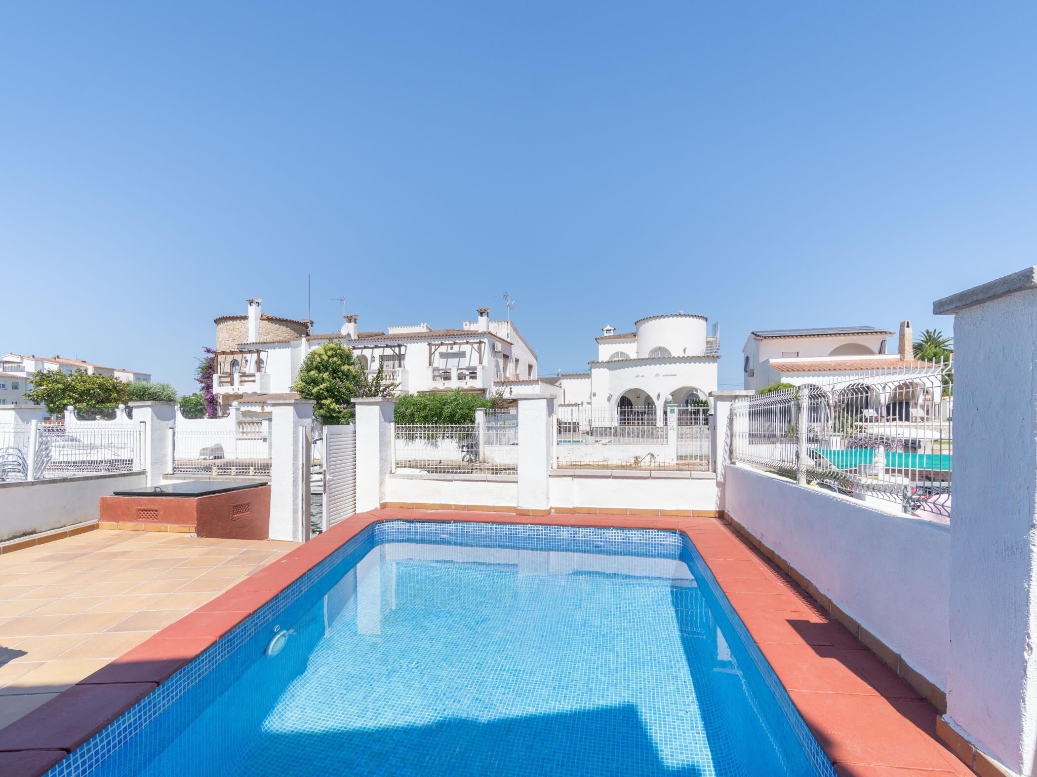 Una piscina en la azotea con vistas despejadas de los edificios circundantes.
