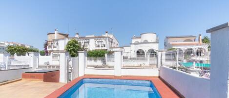 Una piscina en la azotea con vistas despejadas de los edificios circundantes.