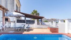 A rooftop swimming pool with lounge chairs and a barbecue area. - Casa de 4 habitaciones, 2 baños, piscina privada, amarre, wifi (Empuriabrava)