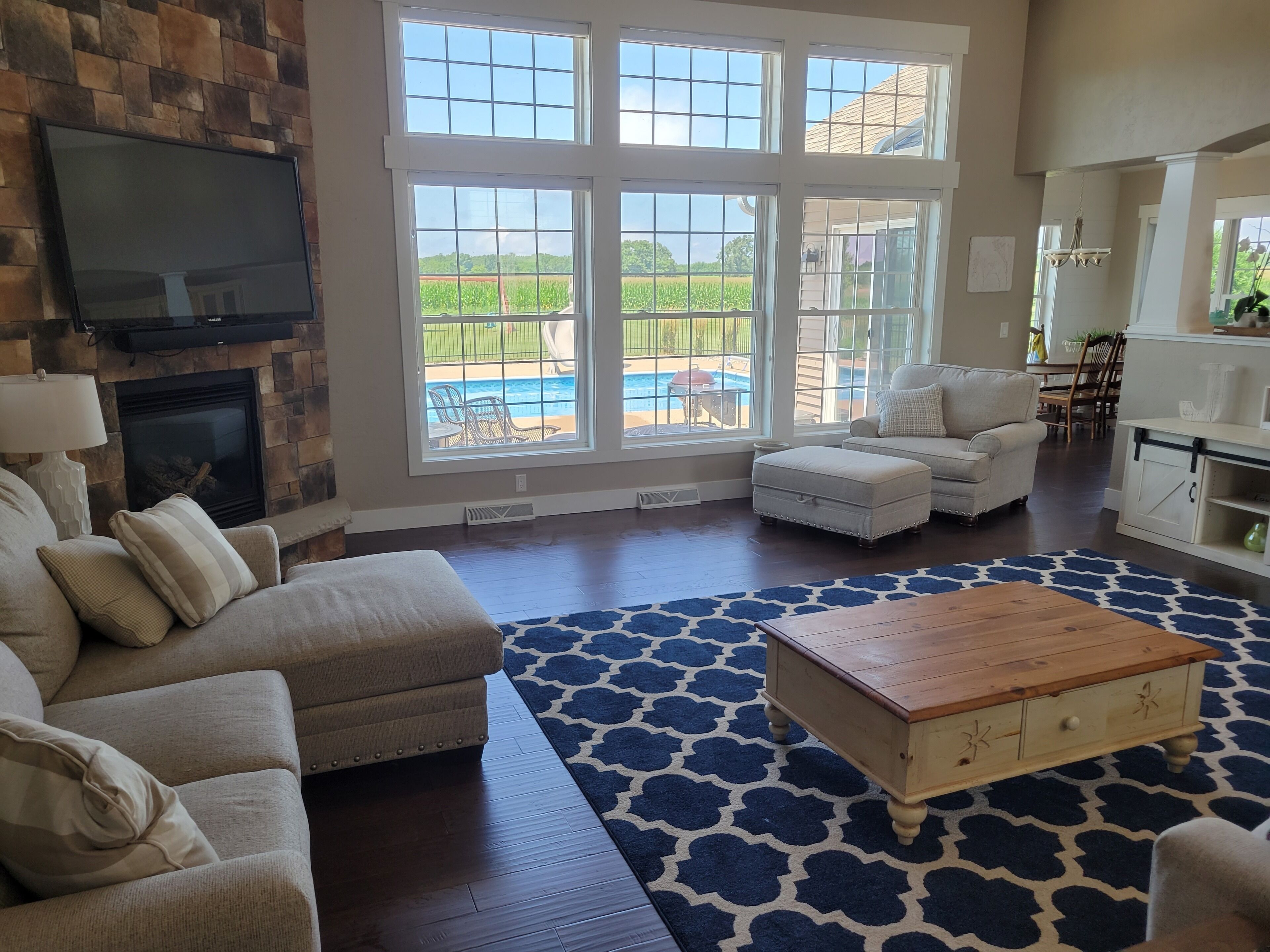 Smart-tv, eldstad, dvd-spelare och en stereo