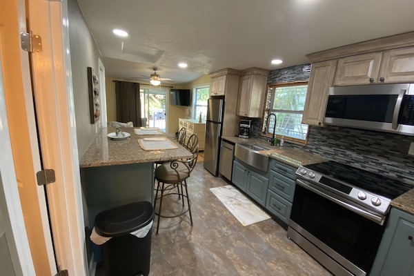 Kylskåp, mikrovågsugn, ugn och spishäll