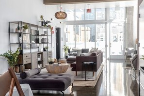 Televisie, een stereo en een kantoor