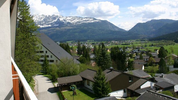 A residential area with houses, a mountain range, and a clear sky. - Holiday apartment modern and appealing (Bad Mitterndorf)