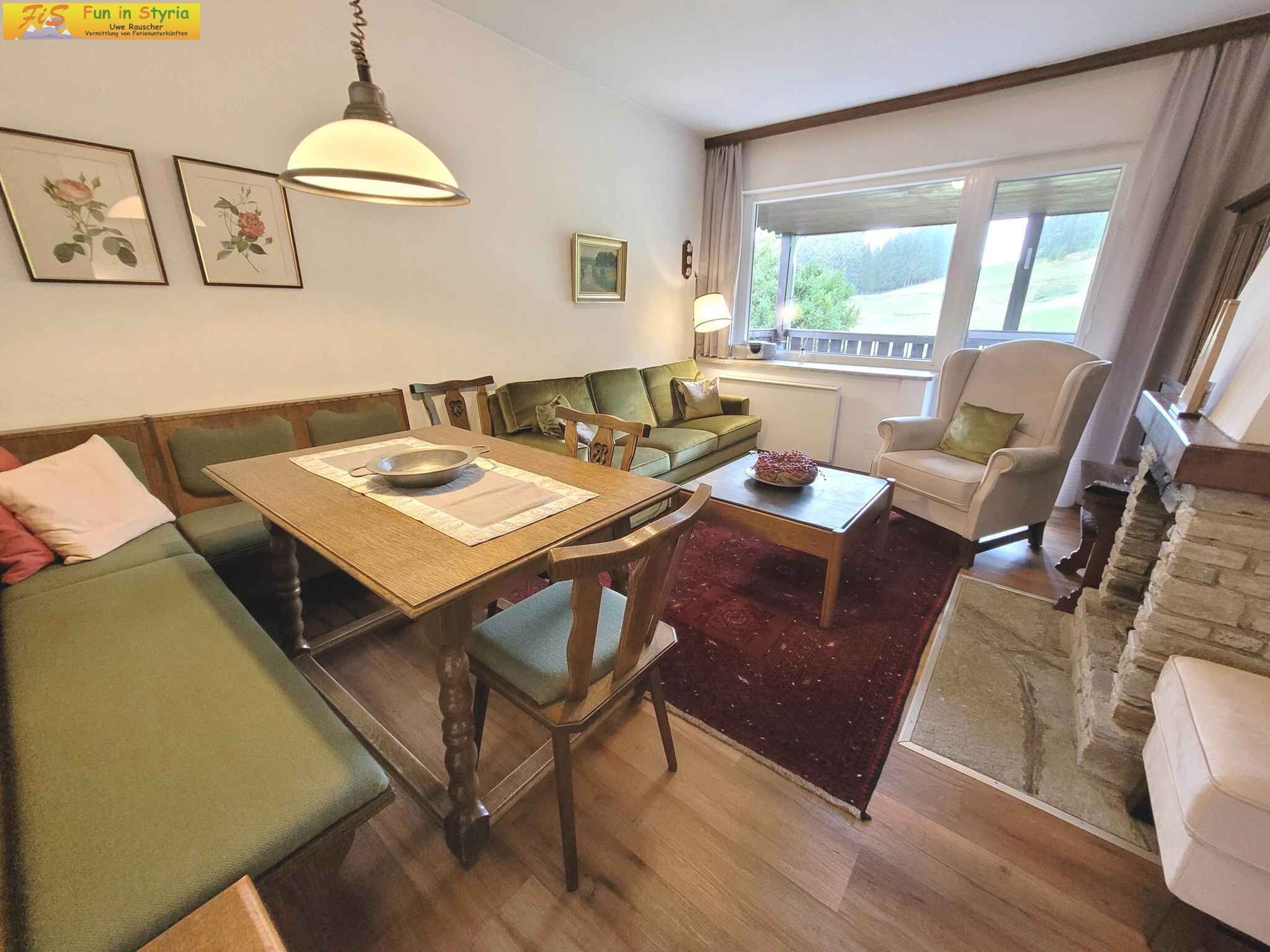 Fernseher, Kamin, Stereoanlage