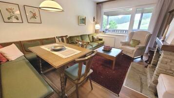 Fernseher, Kamin, Stereoanlage