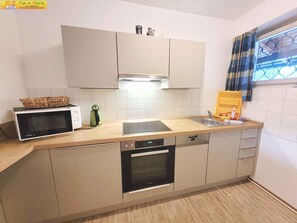 Fridge, microwave, oven, stovetop - Holiday home cozy with sunbathing area (Bad Mitterndorf)