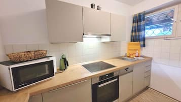 KĂŒhlschrank, Mikrowelle, Ofen, Herdplatte