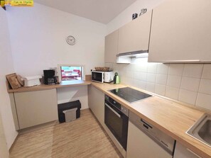 ثلاجة، ميكروويف، فرن، موقد طهي مسطح