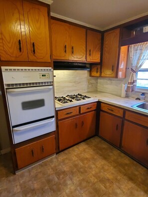 Fridge, microwave, oven, stovetop - House with a full kitchen big backyard with trees (Malvern)