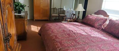 3 habitaciones, tabla de planchar con plancha, internet y ropa de cama