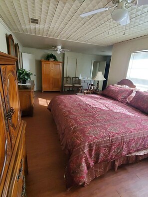 3 bedrooms, iron/ironing board, Internet, bed sheets