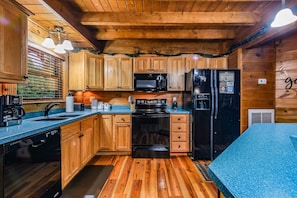 Cabin, 3 Bedrooms | Private kitchen | Coffee/tea maker, fridge, oven, toaster