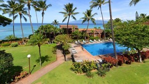 A resort with a swimming pool, palm trees, and a view of the ocean. - Kuleana 613 1 Bdrm 1 Bedroom Condo by RedAwning (Lahaina)