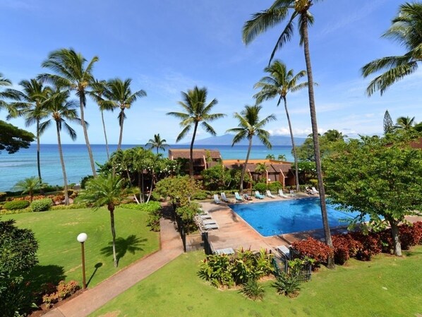 A resort with a swimming pool, palm trees, and a view of the ocean. - Kuleana 613 1 Bdrm 1 Bedroom Condo by RedAwning (Lahaina)
