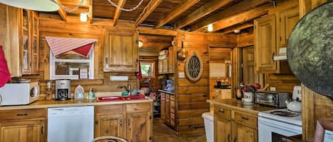 Cabin, 3 Bedrooms | Private kitchen | Fridge, oven, coffee/tea maker, toaster