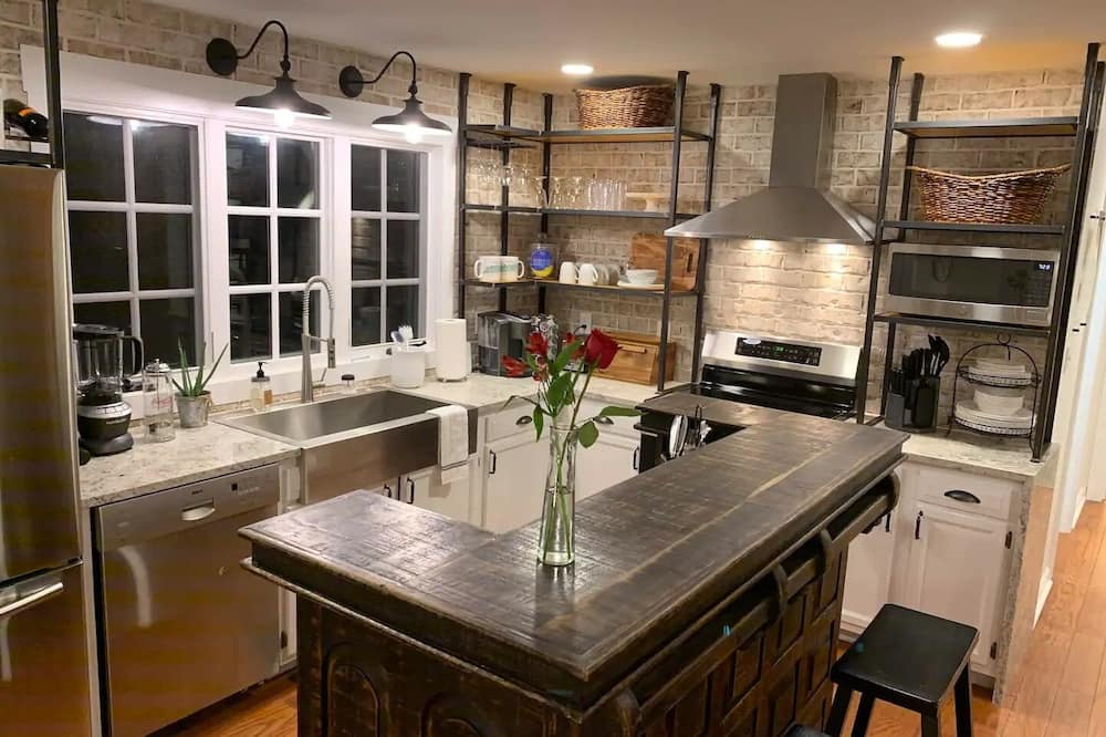 Five-star Historic Boyd Harvey Carriage House 2 Bedroom Home by RedAwning