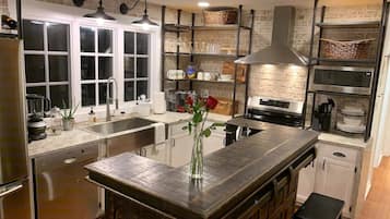 Casa, 2 habitaciones | Cocina privada | Refrigerador, horno, cafetera y tetera y tostadora