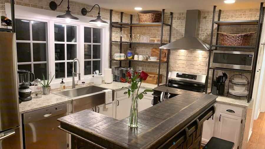 Five-star Historic Boyd Harvey Carriage House 2 Bedroom Home by RedAwning