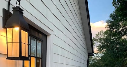 Five-star Historic Boyd Harvey Carriage House 2 Bedroom Home by RedAwning
