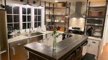 House, 4 Bedrooms | Private kitchen