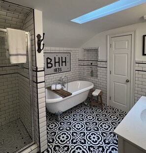 Bathroom - Boyd Harvey Main House And Carriage House 4 Bedroom Home by RedAwning (Knoxville)