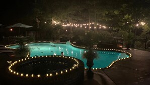 Une piscine illuminée la nuit.