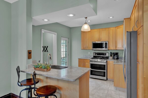 House, 3 Bedrooms | Private kitchen | Fridge, microwave, oven, dishwasher - Oakley Square 3br Charmer - Total Walkability 3 Bedroom Home by RedAwning (Cincinnati)