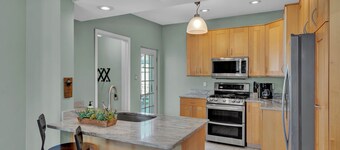 Oakley Square 3br Charmer - Total Walkability 3 Bedroom Home by RedAwning