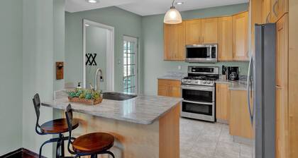 Oakley Square 3br Charmer - Total Walkability 3 Bedroom Home by RedAwning