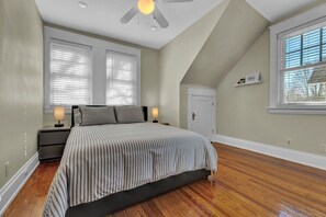 House, 3 Bedrooms | 3 bedrooms, desk, laptop workspace, free WiFi - Oakley Square 3br Charmer - Total Walkability 3 Bedroom Home by RedAwning (Cincinnati)