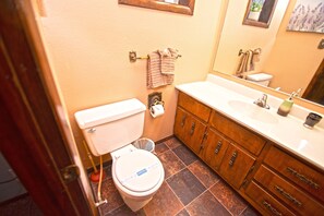 Condo, 6 Bedrooms | Bathroom | Towels - Huge Ruidoso W/ Game Room, Pool, 2 Balconies, 2 Kitchens - Sleeps 17! 6 Bedroom Condo by RedAwning (Ruidoso)