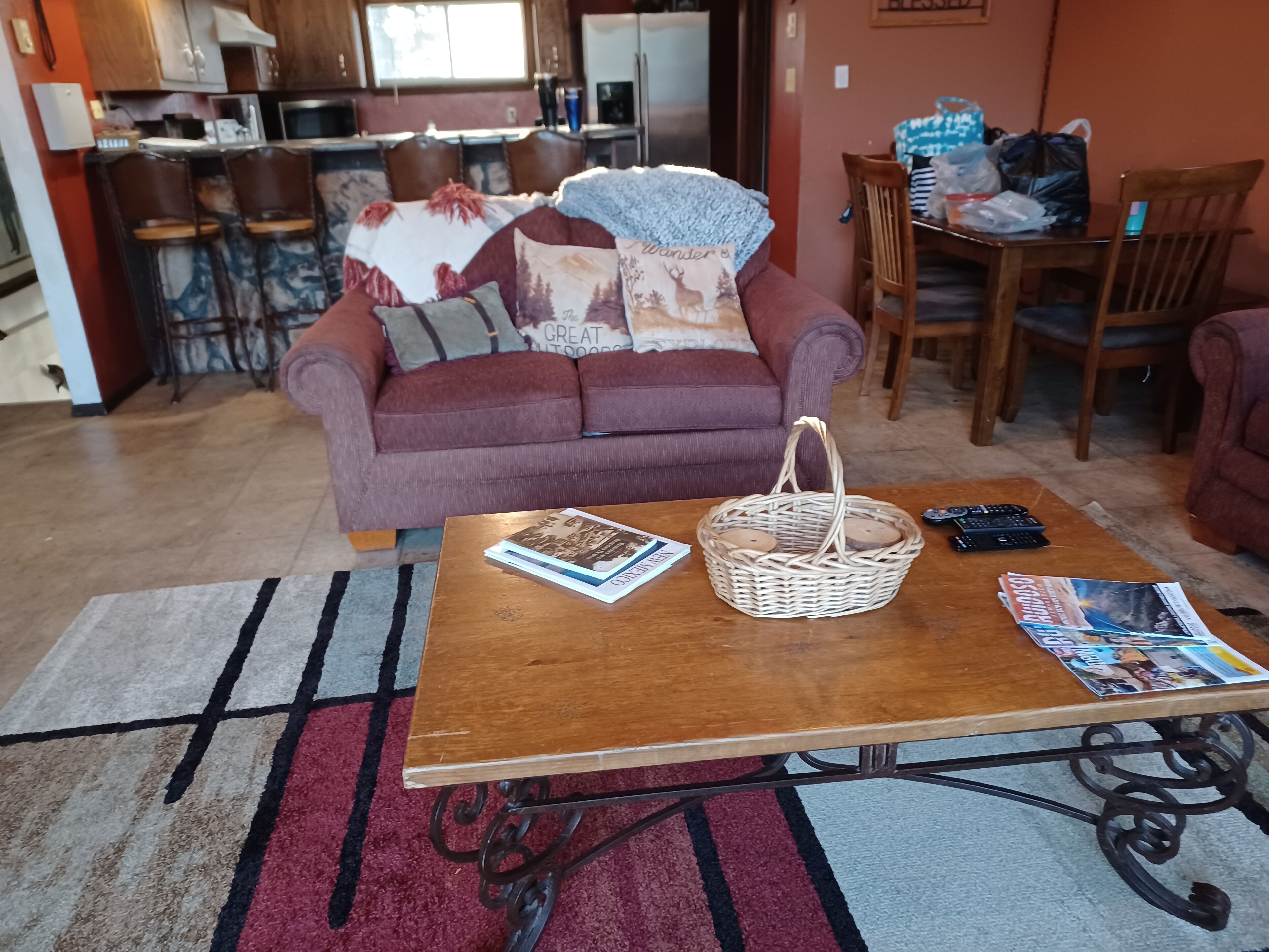 En stue med sofa, sofabord og spiseområde.