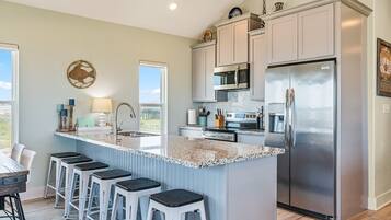 House, 3 Bedrooms | Private kitchen | Fridge, coffee/tea maker, toaster