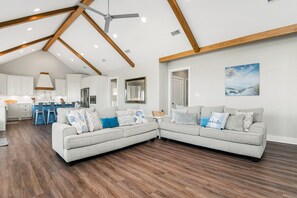 Casa, 4 habitaciones | Zona de estar | Una Smart TV