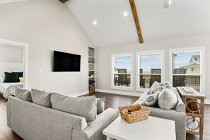 Casa, 4 habitaciones | Zona de estar | Una Smart TV