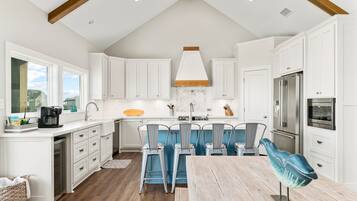 House, 4 Bedrooms | Private kitchen