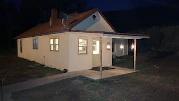 House, 2 Bedrooms | Exterior
