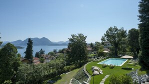 A pool area with a view of mountains and a lake. - Wonderful private villa with hot tub, sauna, private pool, WIFI, A/C, TV, patio and panoramic view (Baveno)