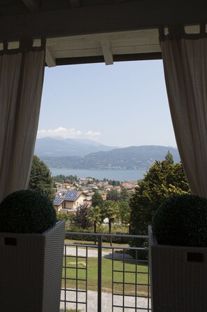 Property grounds - Stunning private villa with hot tub, WIFI, sauna, A/C, private pool, TV, patio and panoramic view (Baveno)