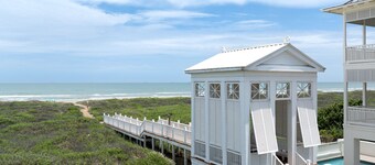 Anchors Aweigh 3 Bedroom Cottage by RedAwning