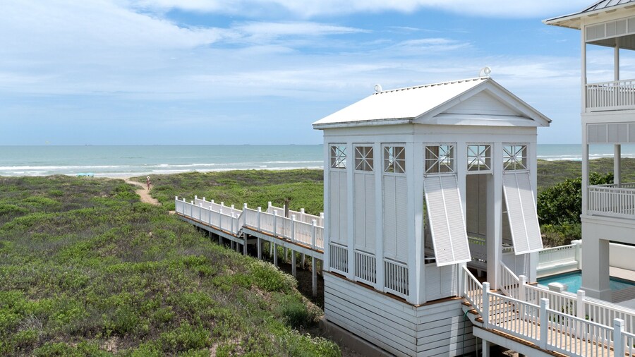 Anchors Aweigh 3 Bedroom Cottage by RedAwning