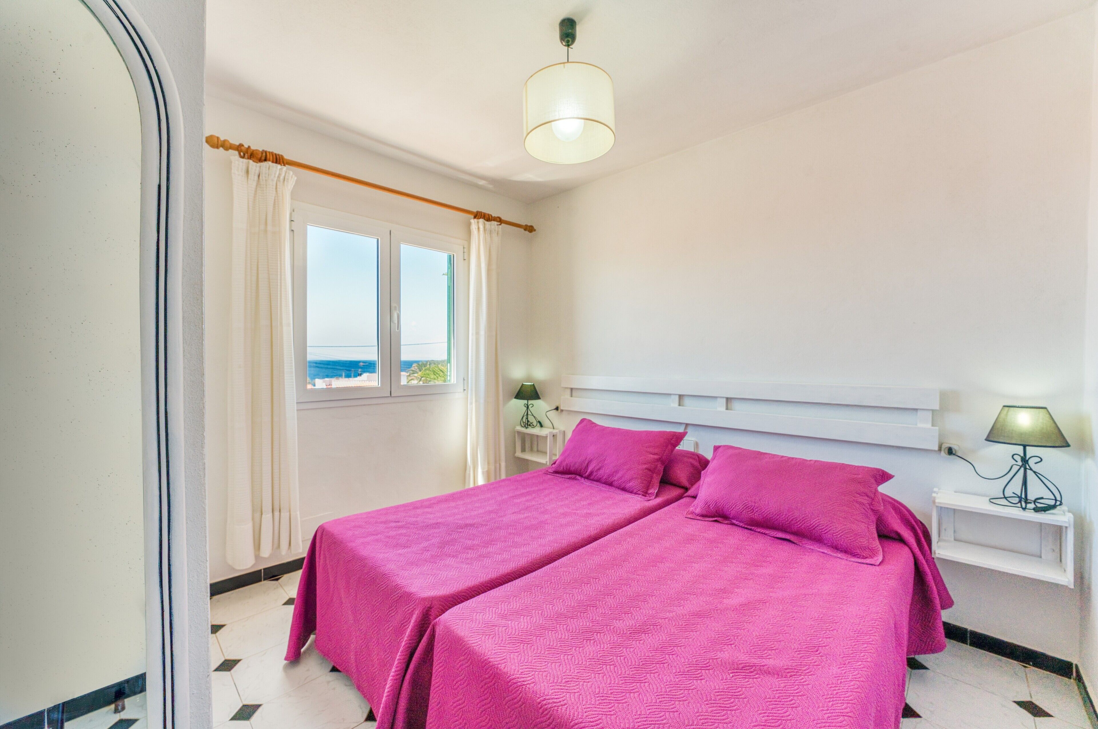 4 slaapkamers, een strijkplank/strijkijzer, gratis wifi, beddengoed